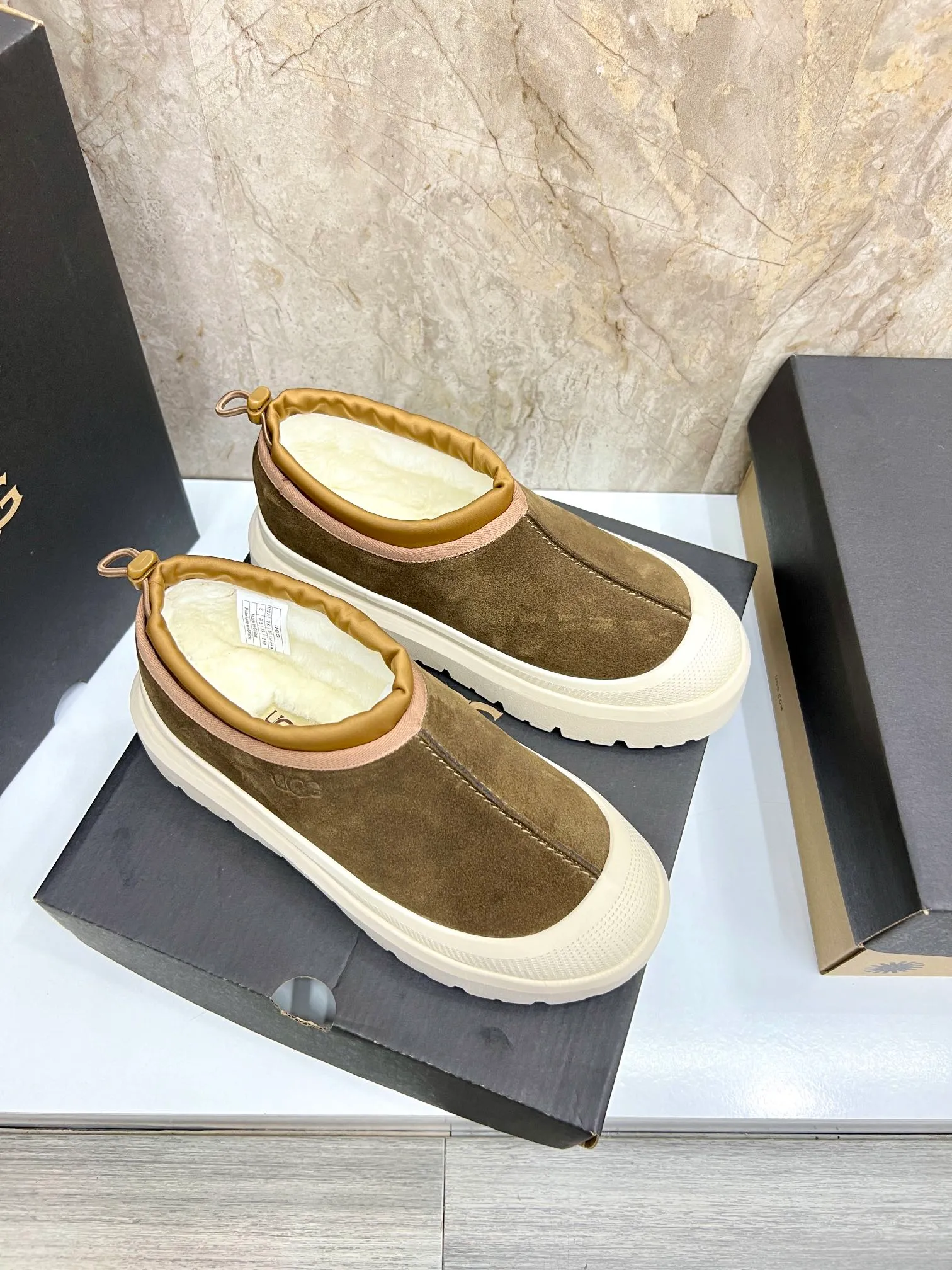 Men's men's shoes💰: 💰540💰Couple model👫 UGG Tasman Weather Hybrid one-second snow boots👢 Wang Yibo's same 👏 classic Tasman shoe is designed with environmentally friendly waterproof and snowproof material, which is both fashionable and functional. At the same time, it is paired with the new UGG Keen furry color-blocked jacket. Bright orange and maroon collide to create a new light outdoor style and open up a new travel experience in early autumn! Using the best materials, the 17mm fur-integrated surface is warmer and more breathable, and the outsole is upgraded to a lightweight and wear-resistant light wing technology outsole! Size: Women’s size 35-40 / Men’s size 38–44 (45 customized) Official website color